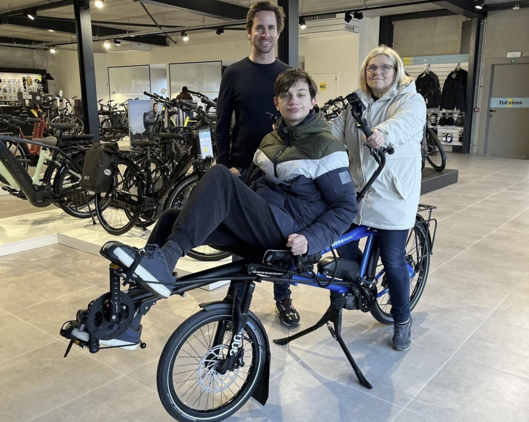 Eerste zorgfiets afgeleverd bij Kenzo en Ann Vekens